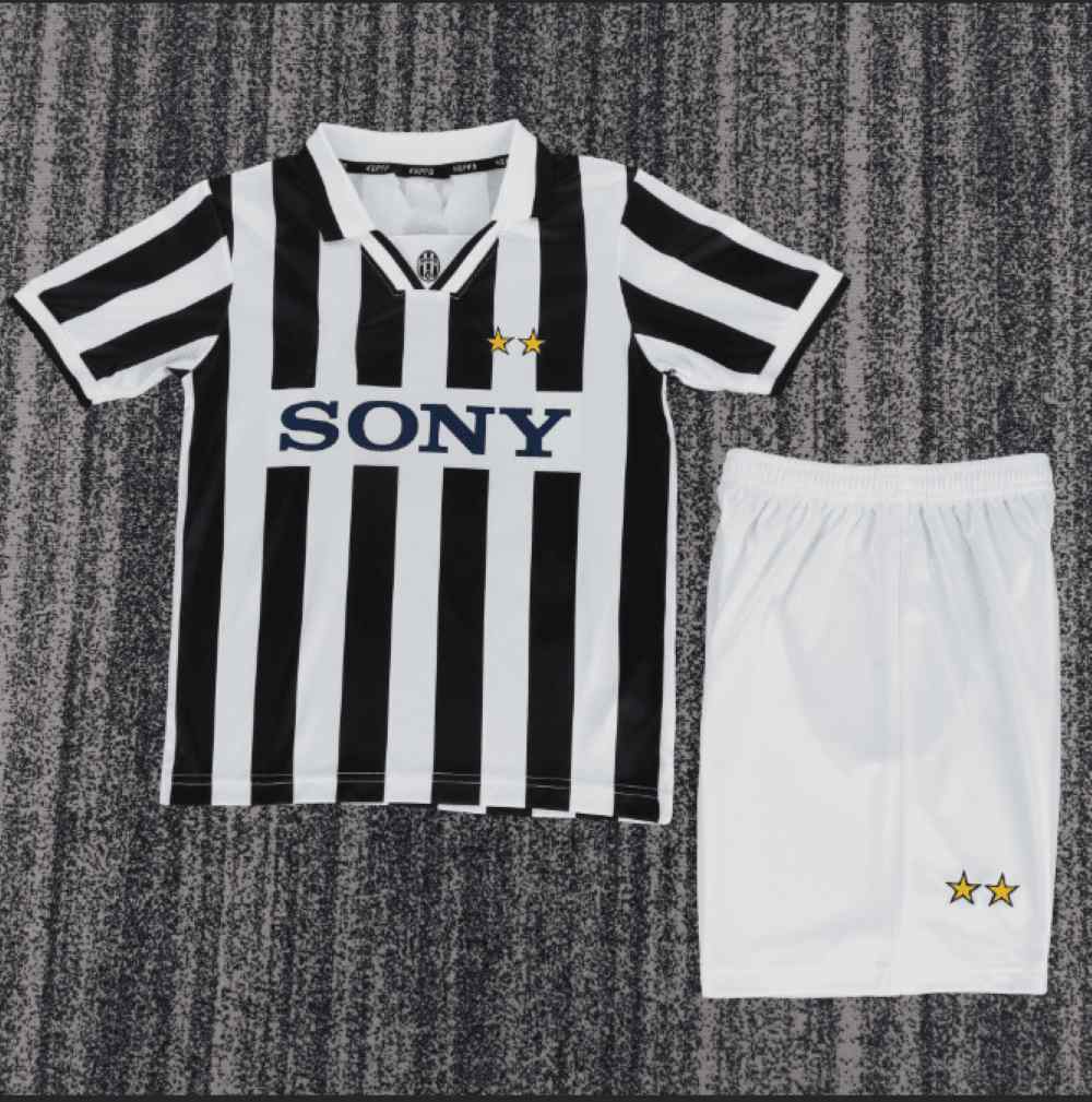 Niños Juventus 1995-97 Local Kit