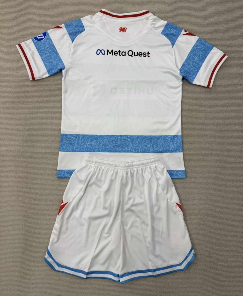 Niños Wrexham 2025-26 Tercera Kit