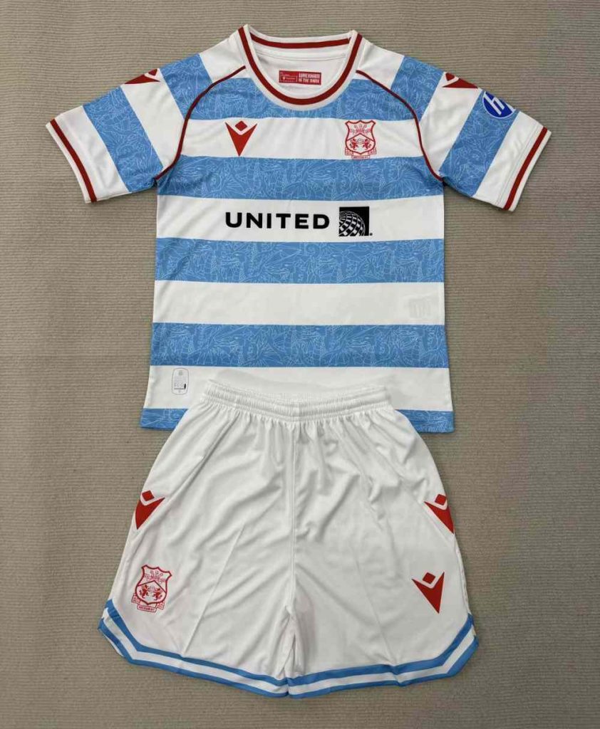 Niños Wrexham 2025-26 Tercera Kit